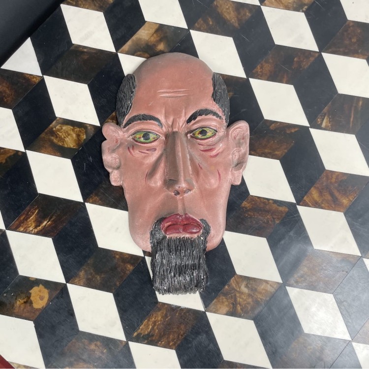 Ekspresjonistyczna płaskorzeźba groteska art brut, metal, ręcznie malowana