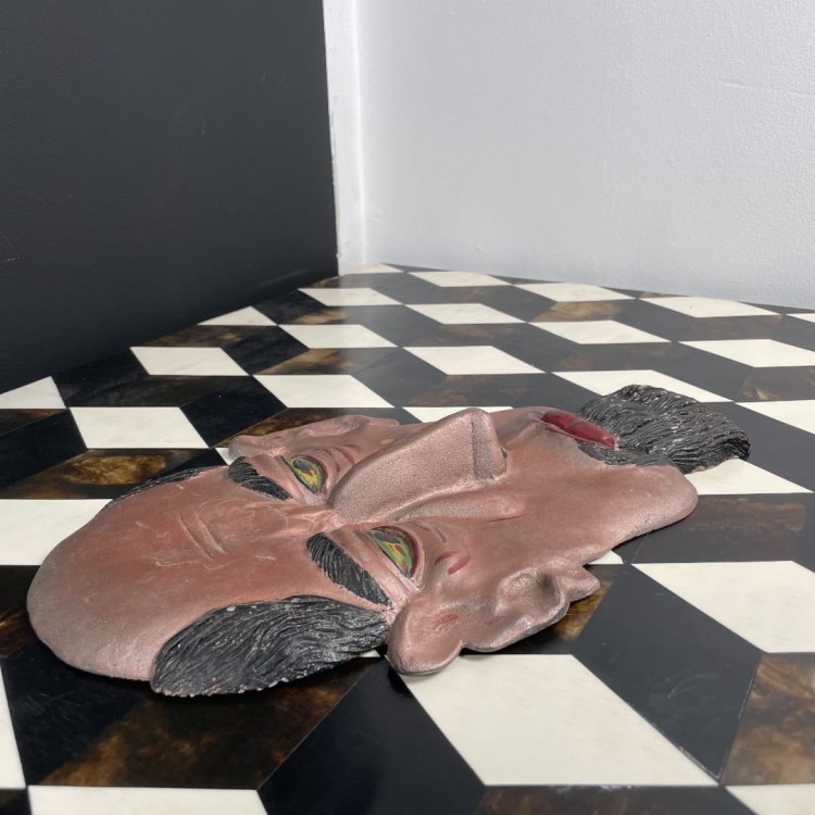 Ekspresjonistyczna płaskorzeźba groteska art brut, metal, ręcznie malowana