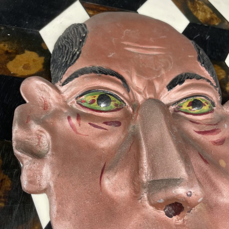 Ekspresjonistyczna płaskorzeźba groteska art brut, metal, ręcznie malowana