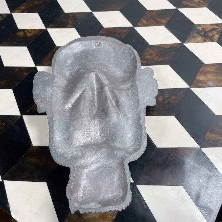 Ekspresjonistyczna płaskorzeźba groteska art brut, metal, ręcznie malowana