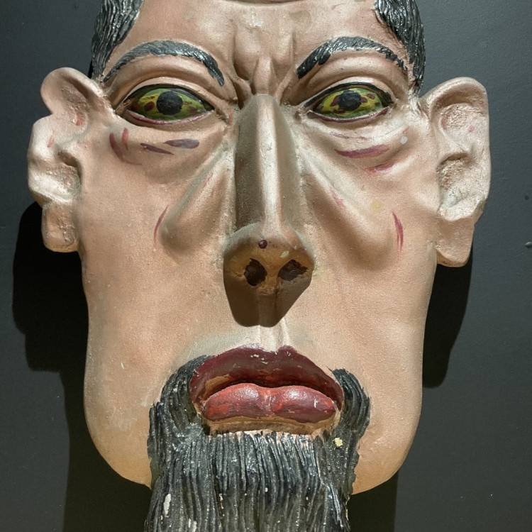 Ekspresjonistyczna płaskorzeźba groteska art brut, metal, ręcznie malowana