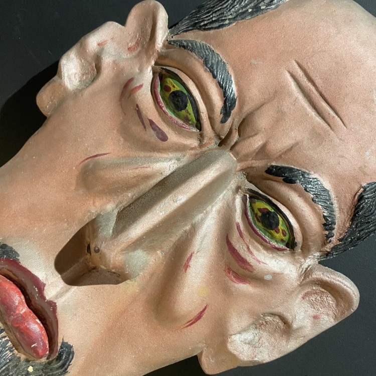 Ekspresjonistyczna płaskorzeźba groteska art brut, metal, ręcznie malowana