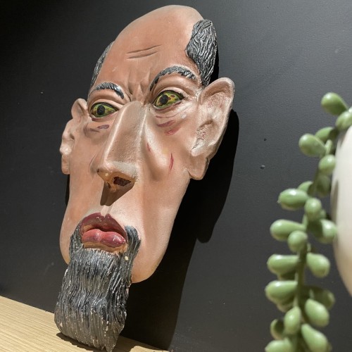 Ekspresjonistyczna płaskorzeźba groteska art brut, metal, ręcznie malowana