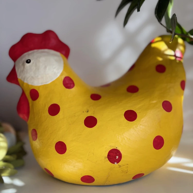 Kurka z paper mache Chickaletta tak tak żółta i w kropki