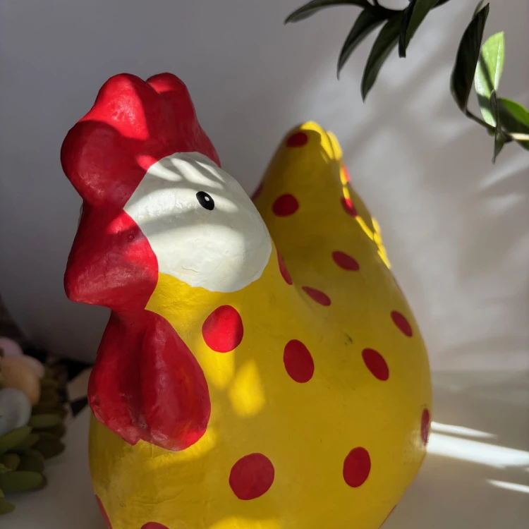 Kurka z paper mache Chickaletta tak tak żółta i w kropki