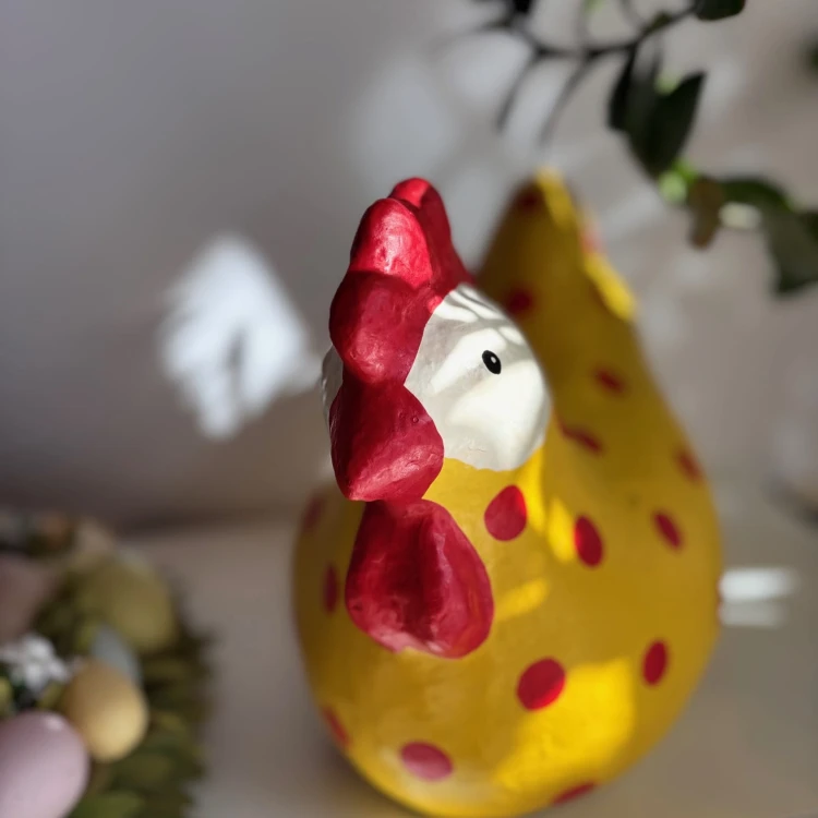 Kurka z paper mache Chickaletta tak tak żółta i w kropki