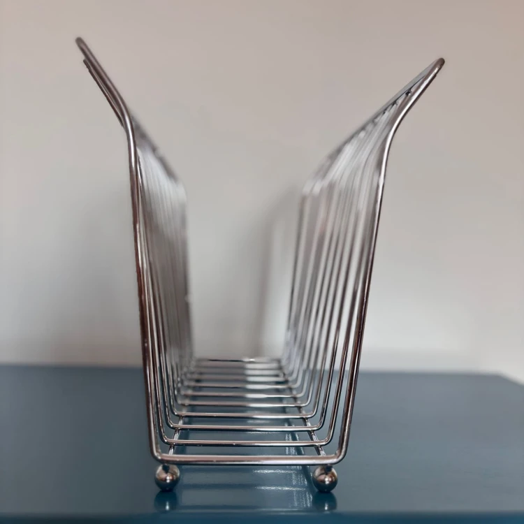 Metalowy gazetnik chromowany