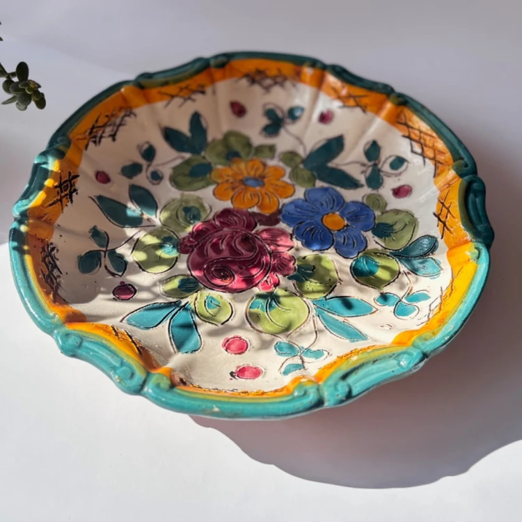 Ręcznie robione włoskie naczynie ceramiczne z motywem kwiatowym