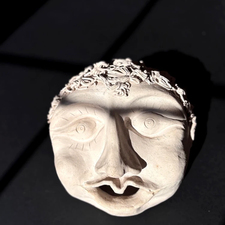 Ekspresyjna maska rzeźba w duchu art brut unikat