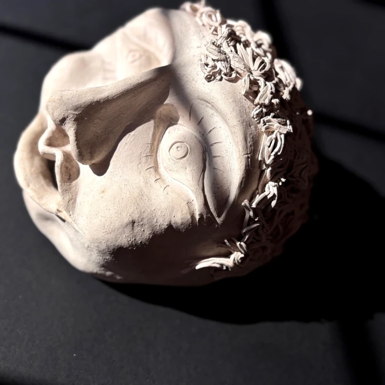 Ekspresyjna maska rzeźba w duchu art brut unikat
