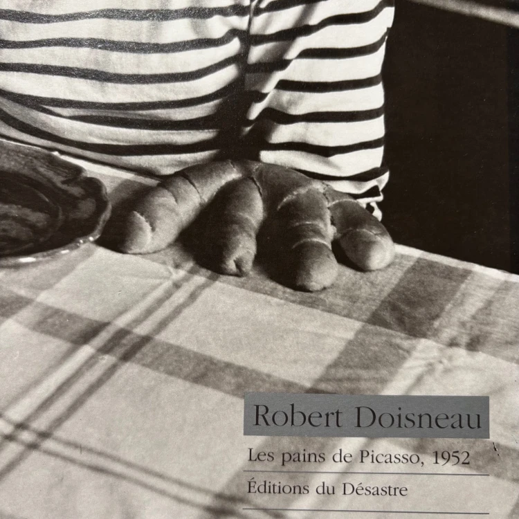 Reprodukcja fotografii „Les pains de Picasso” autorstwa Roberta Doisneau 1994 r.