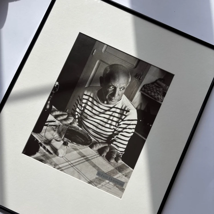 Reprodukcja fotografii „Les pains de Picasso” autorstwa Roberta Doisneau 1994 r.