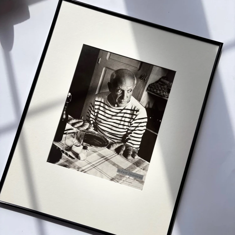 Reprodukcja fotografii „Les pains de Picasso” autorstwa Roberta Doisneau 1994 r.