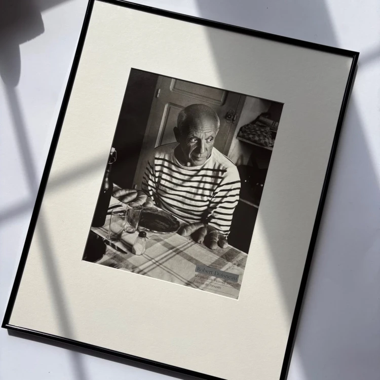 Reprodukcja fotografii „Les pains de Picasso” autorstwa Roberta Doisneau 1994 r.