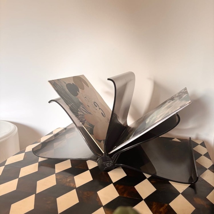 Kartell Front Page – designerski stojak na magazyny / LP, proj. Yves Béhar