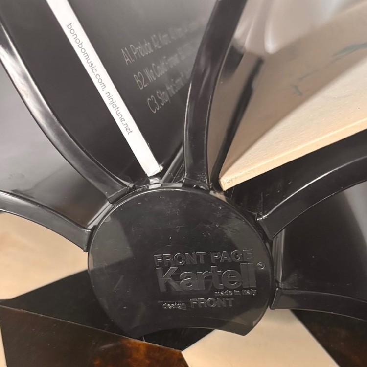Kartell Front Page – designerski stojak na magazyny / LP, proj. Yves Béhar