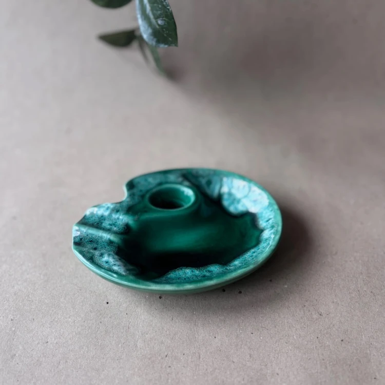 Zielona ceramiczna podstawka, talerzyk na drobiazgi, świecznik albo popielniczka