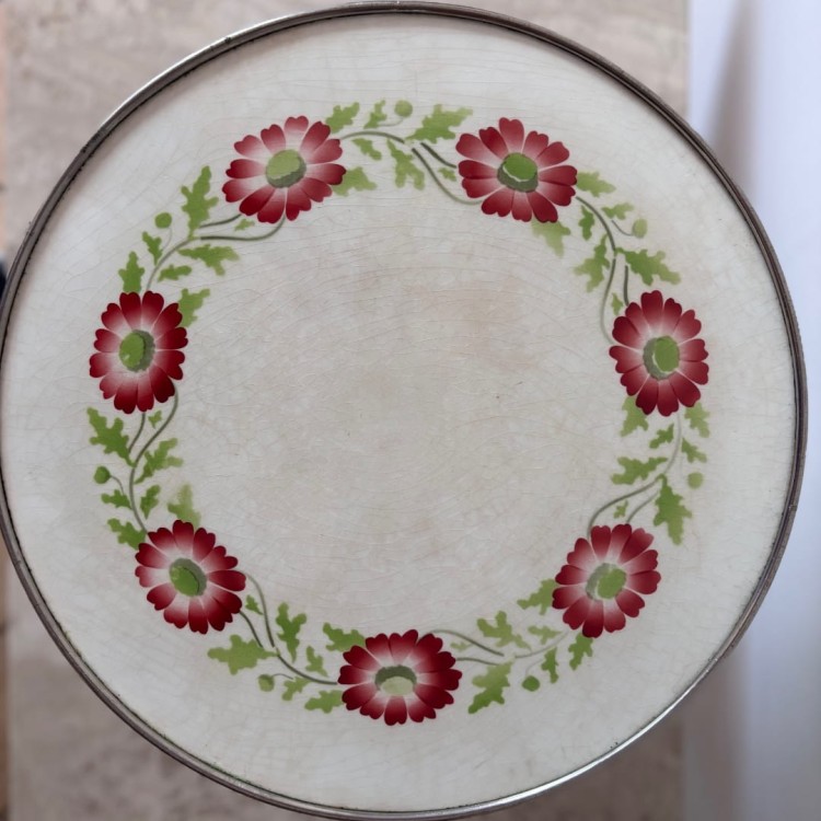 Ceramiczna patera na metalowej podstawie, poł. XX wieku